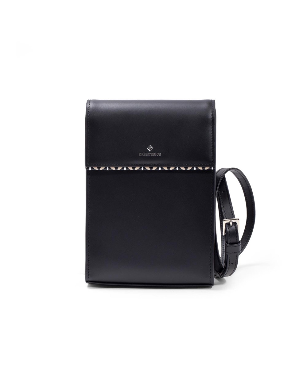 ドレステリア チェスキー レザースマホショルダー