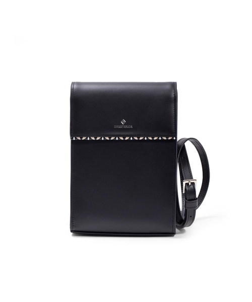 ドレステリア チェスキー レザースマホショルダー