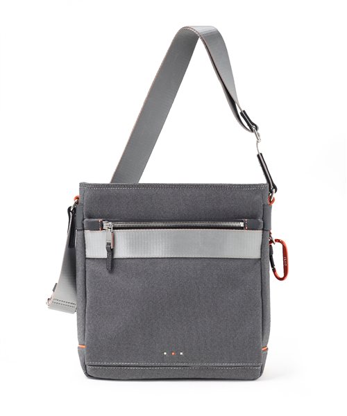 イズイット ニードル ショルダーバッグ