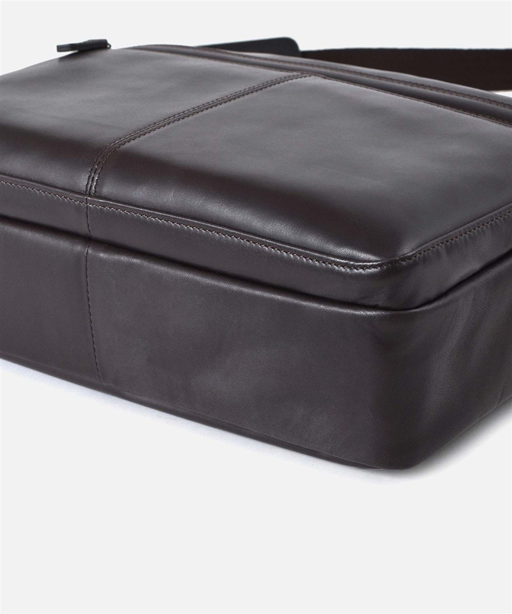 カルワザ ウイングII レザーショルダーバッグ A4