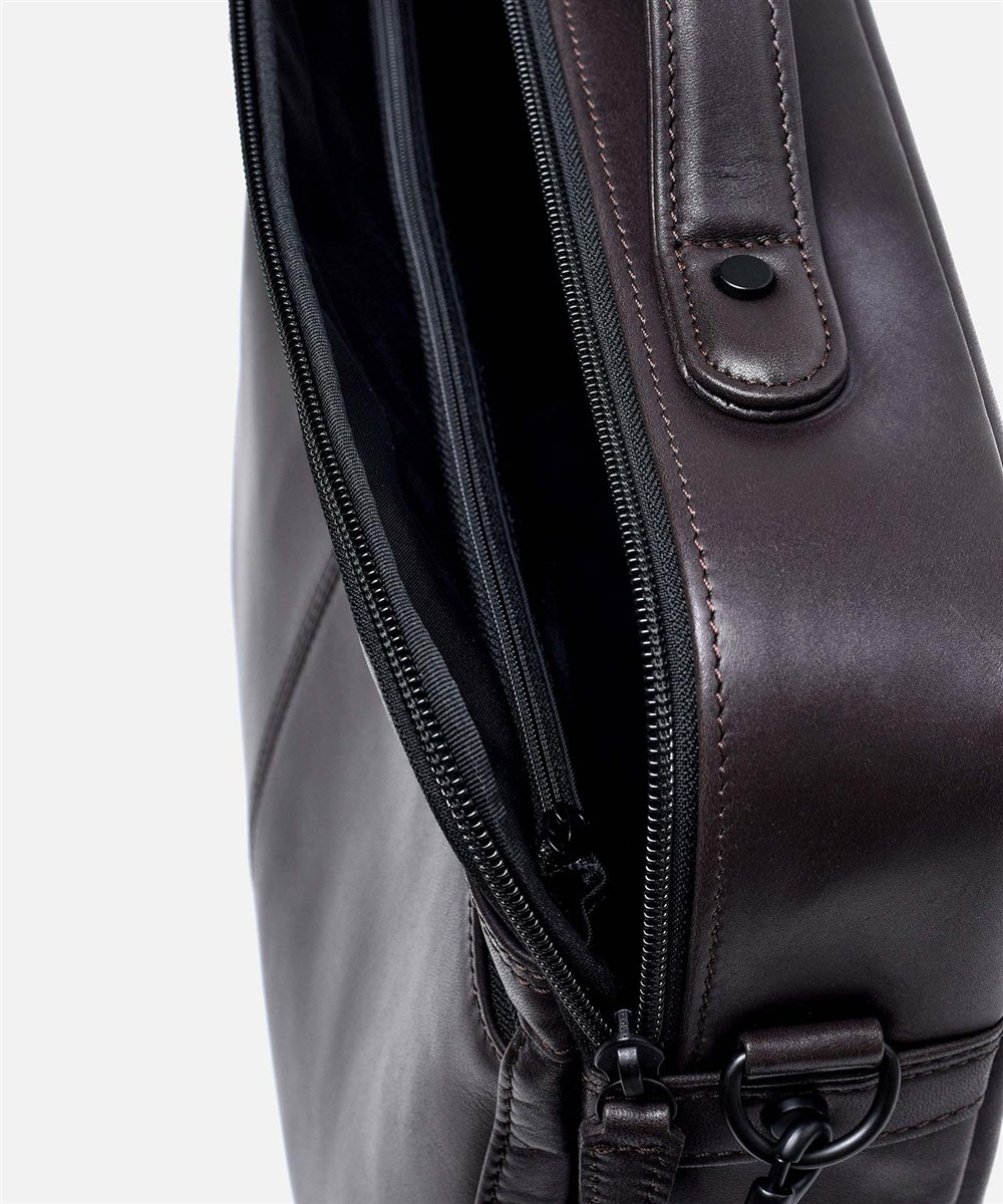 カルワザ ウイングII レザーショルダーバッグ A4