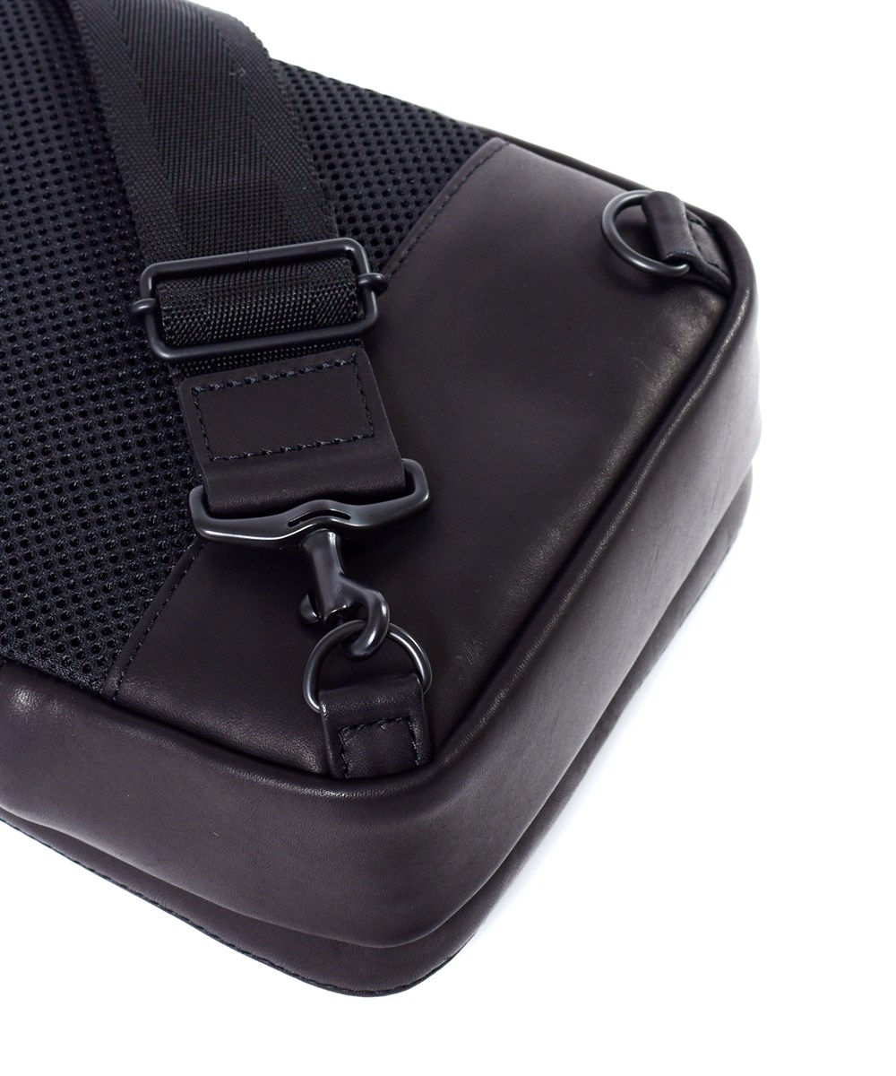 カルワザ ウイングII レザーワンショルダーバッグ