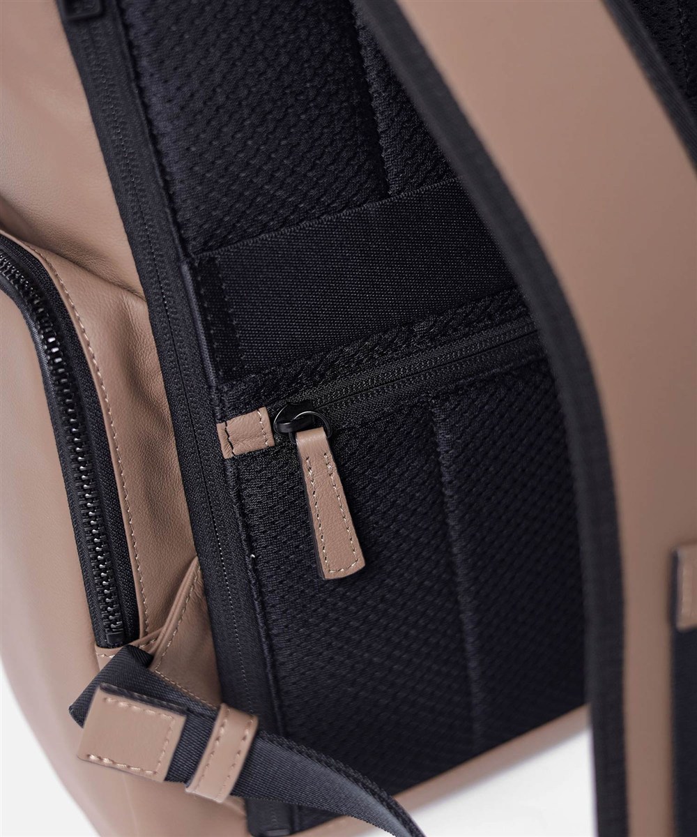 フジタカ ロカス レザーリュック