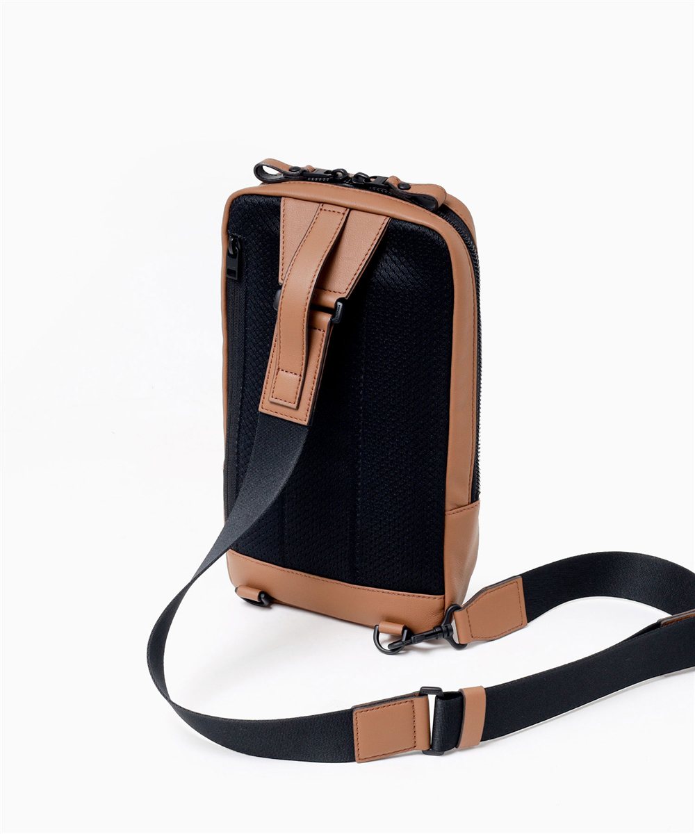 フジタカ ロカス レザーワンショルダーバッグ