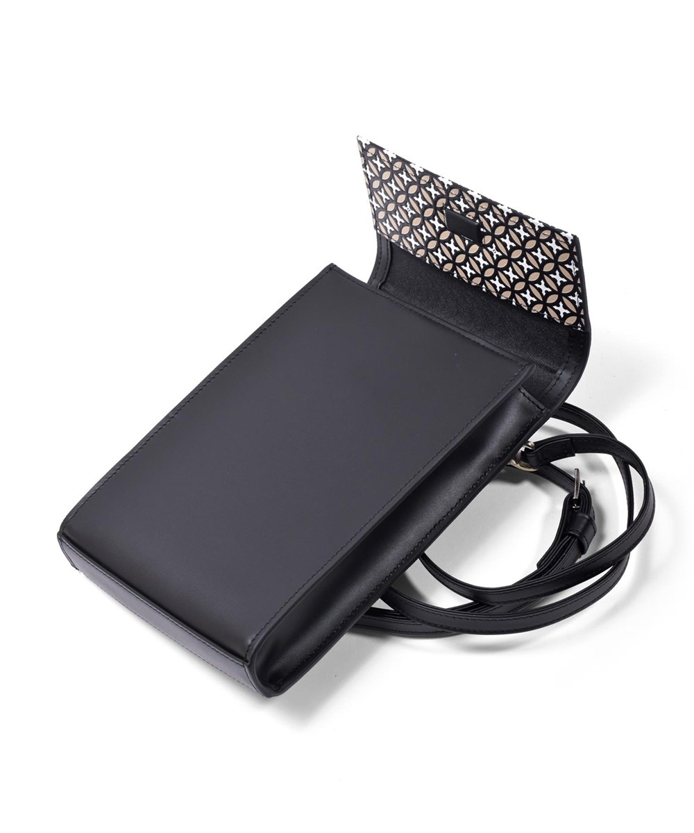 ドレステリア チェスキー レザースマホショルダー