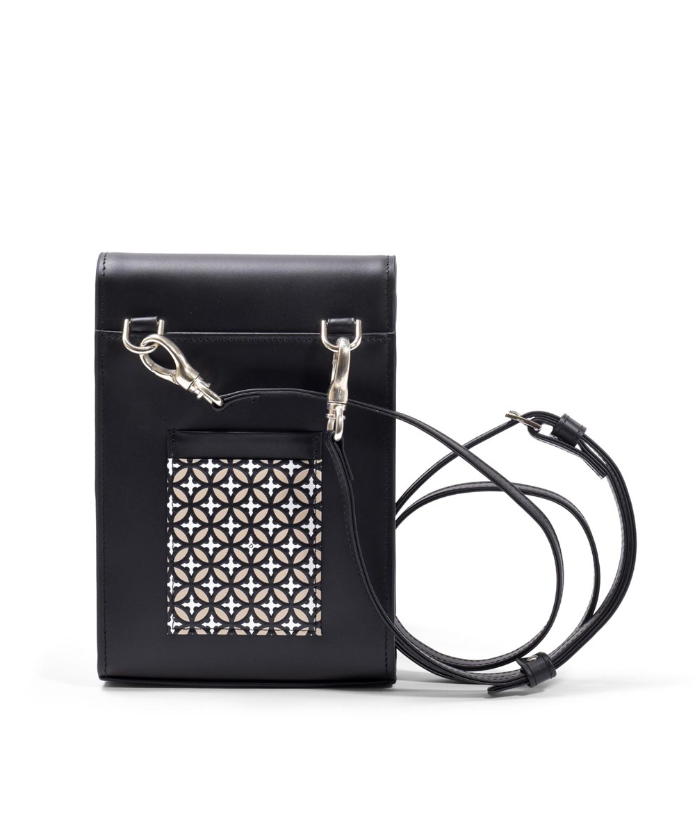 ドレステリア チェスキー レザースマホショルダー