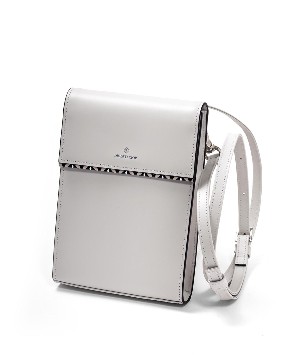 ドレステリア チェスキー レザースマホショルダー