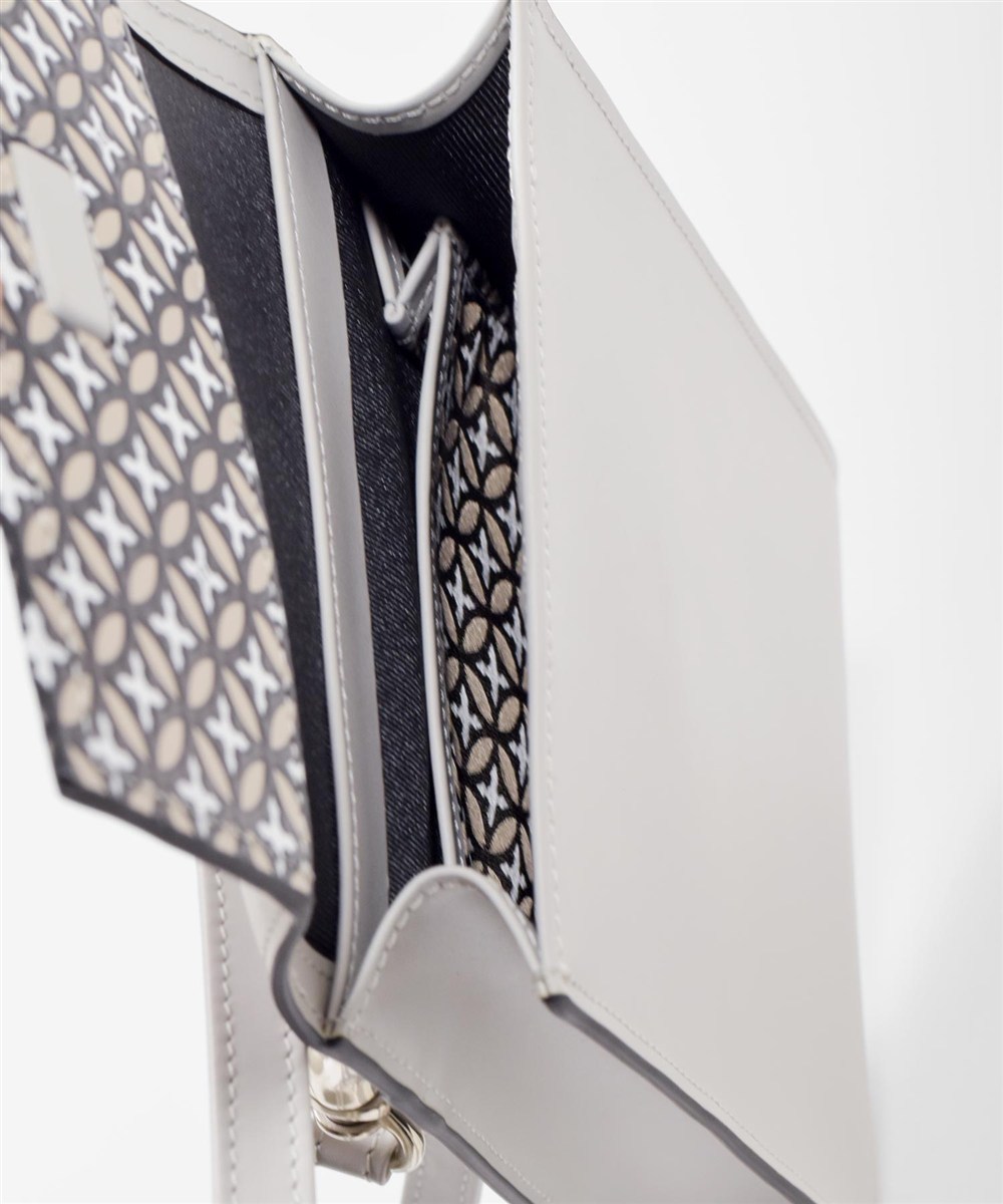 ドレステリア チェスキー レザースマホショルダー