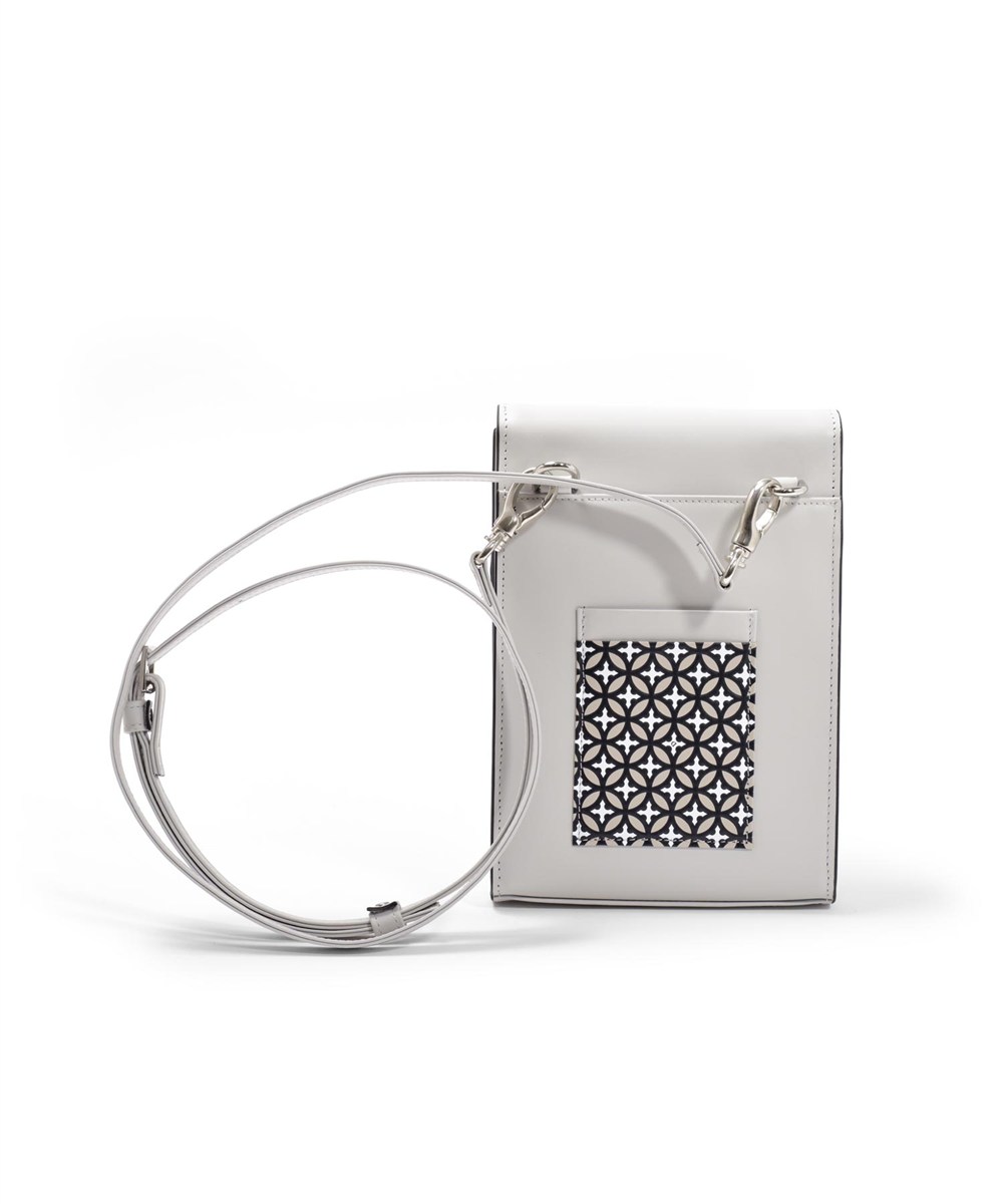 ドレステリア チェスキー レザースマホショルダー