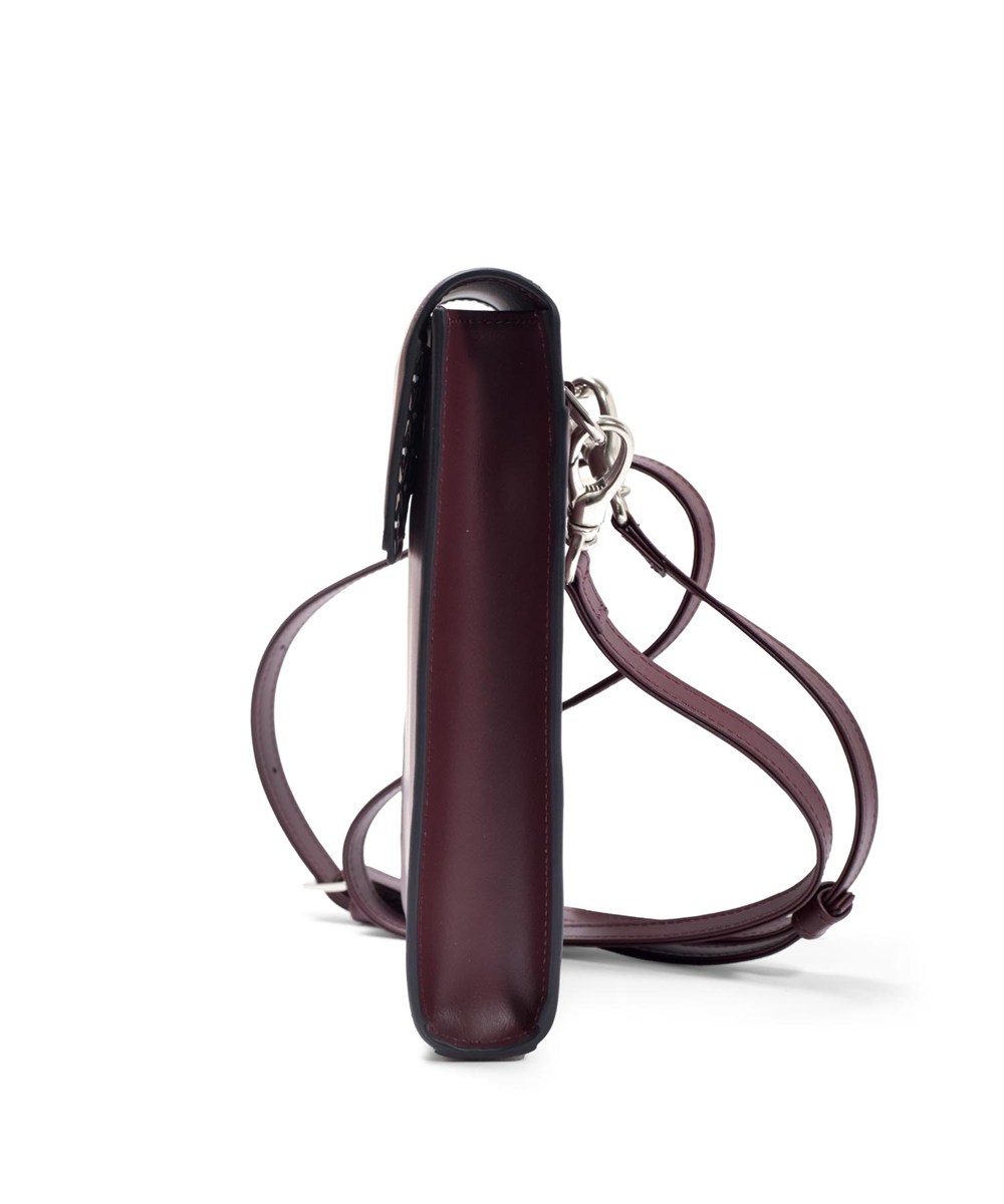 ドレステリア チェスキー レザースマホショルダー