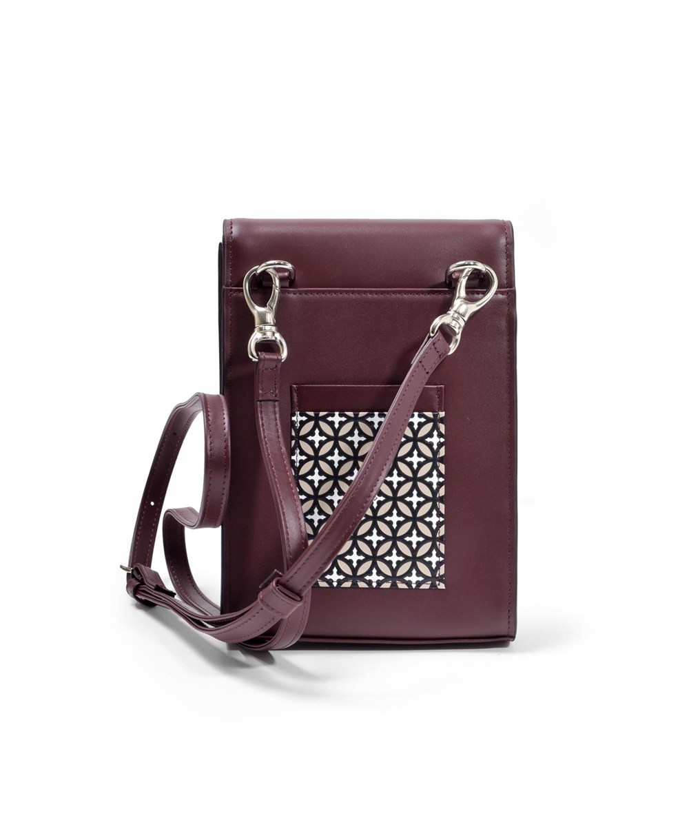 ドレステリア チェスキー レザースマホショルダー