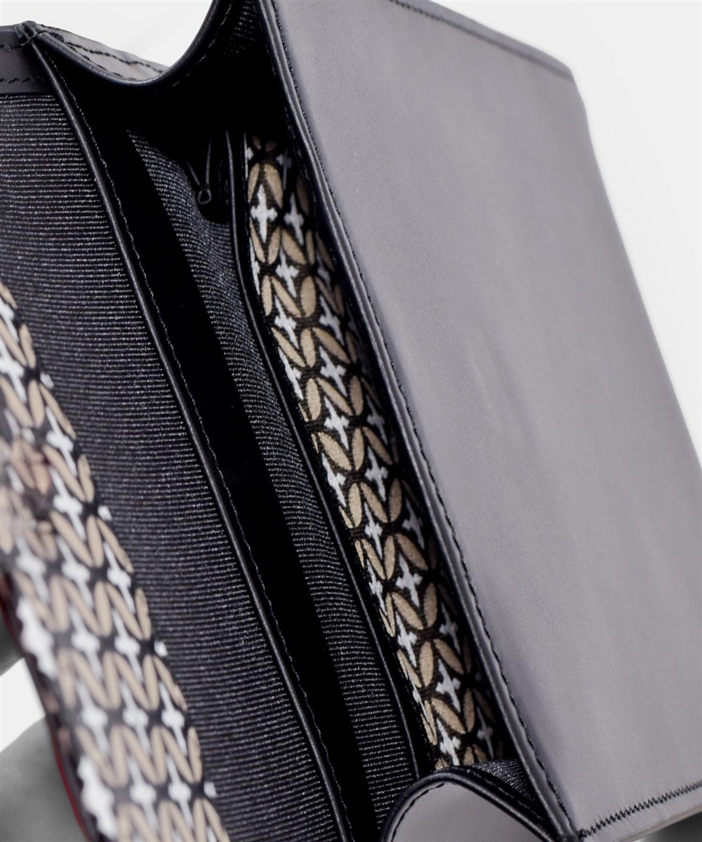 ドレステリア チェスキー レザースマホショルダー