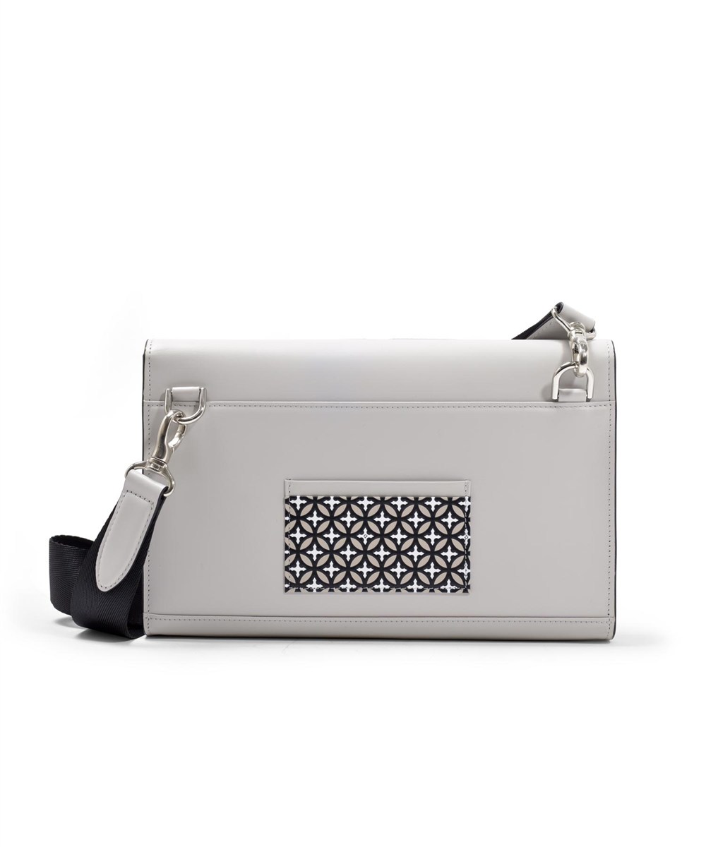 ドレステリア チェスキー 2WAY レザークラッチショルダー