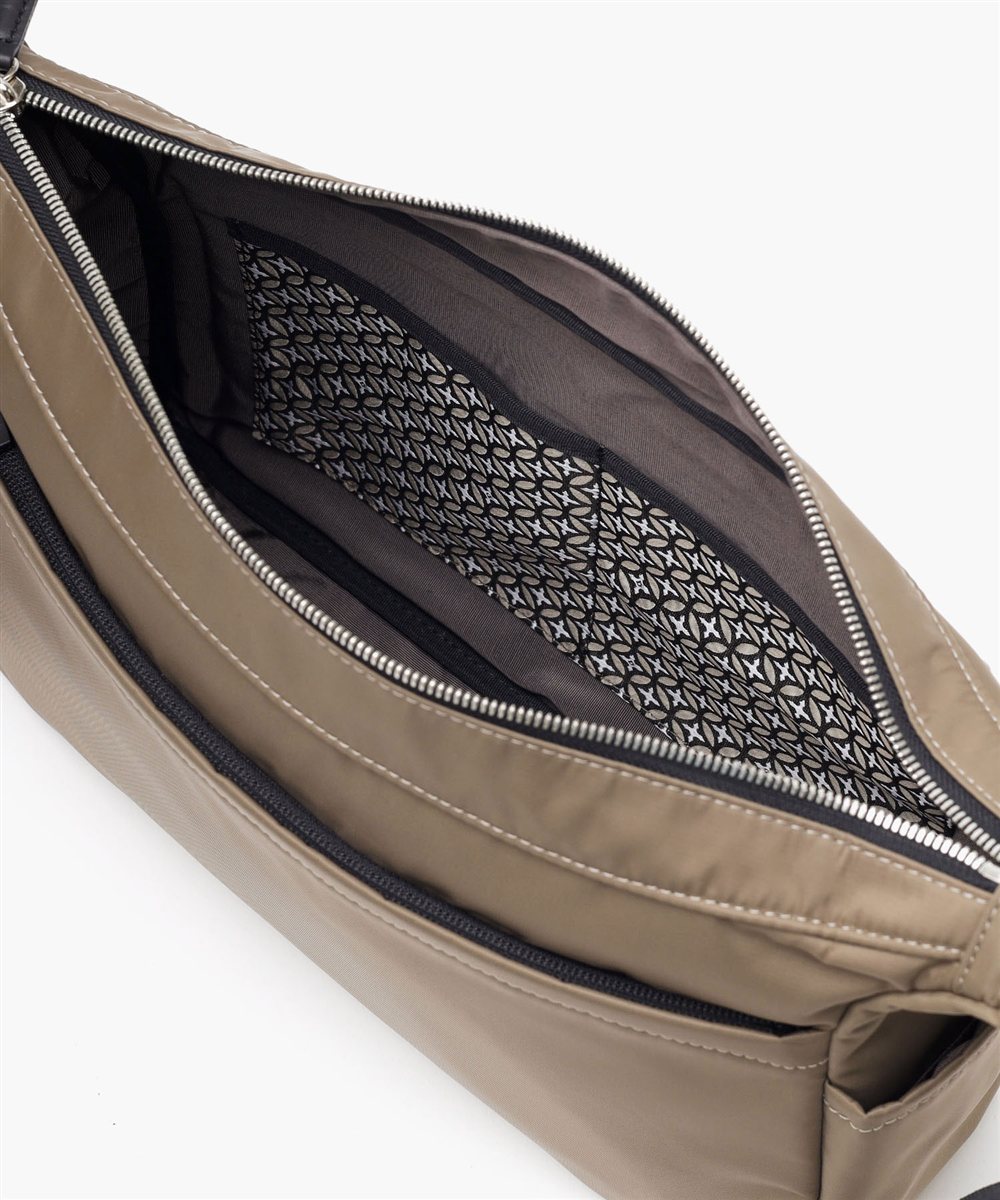 ドレステリア レークランド ショルダーバッグ A4