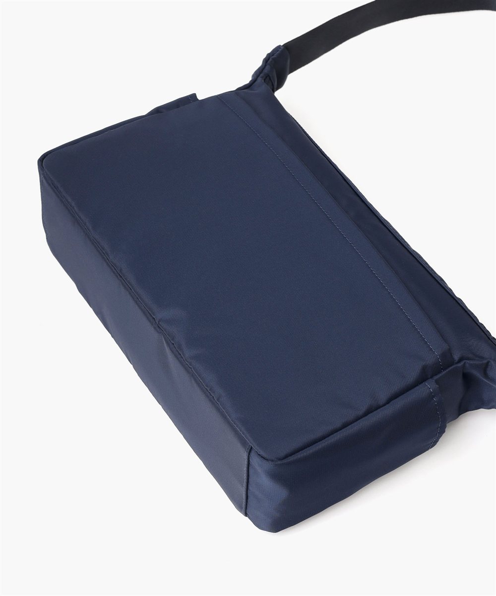 ドレステリア レークランド ショルダーバッグ A4