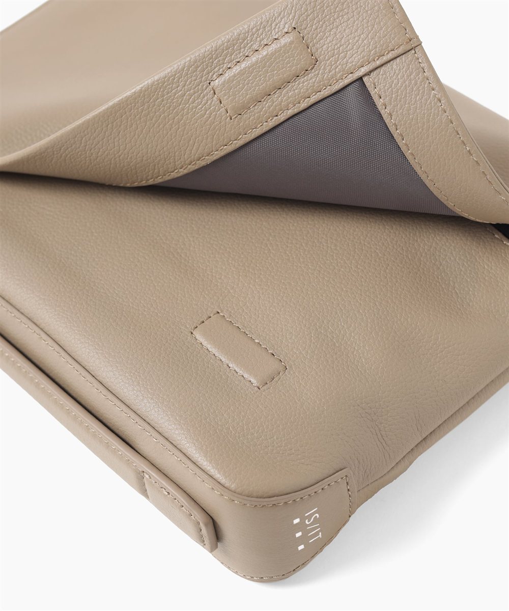 イズイット レニー レザークラッチ兼ショルダーバッグ