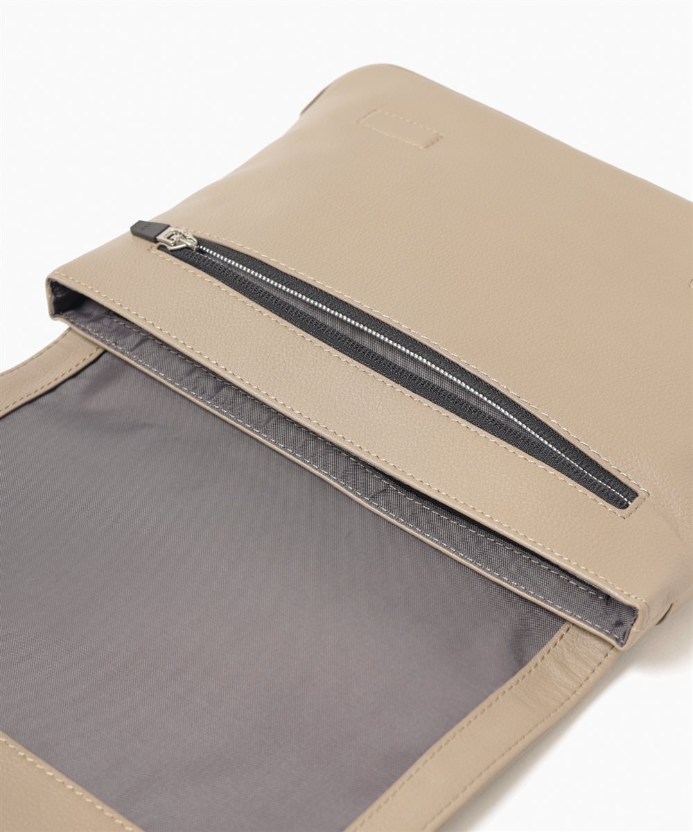 イズイット レニー レザークラッチ兼ショルダーバッグ