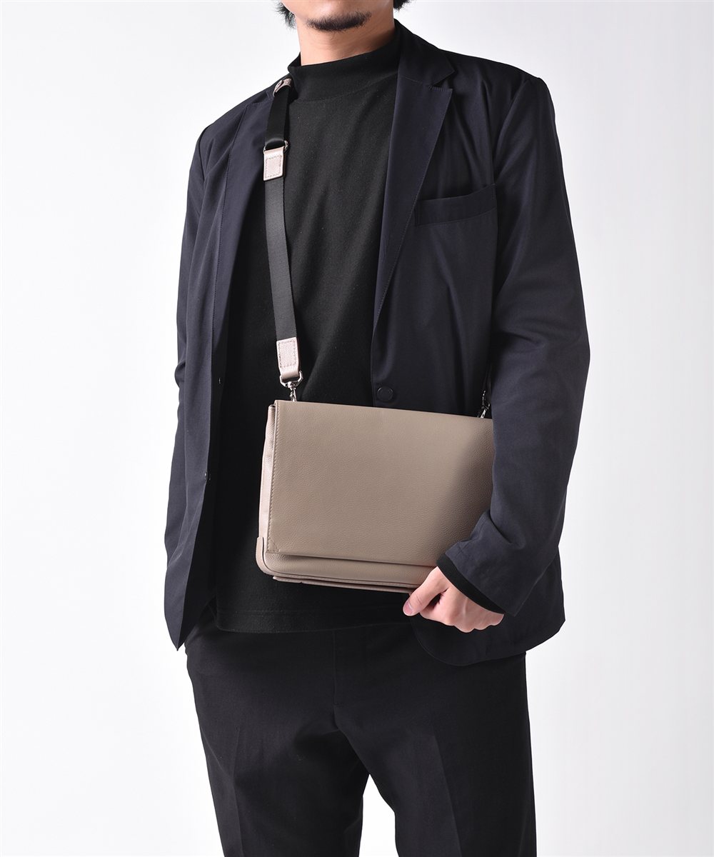 イズイット レニー レザークラッチ兼ショルダーバッグ