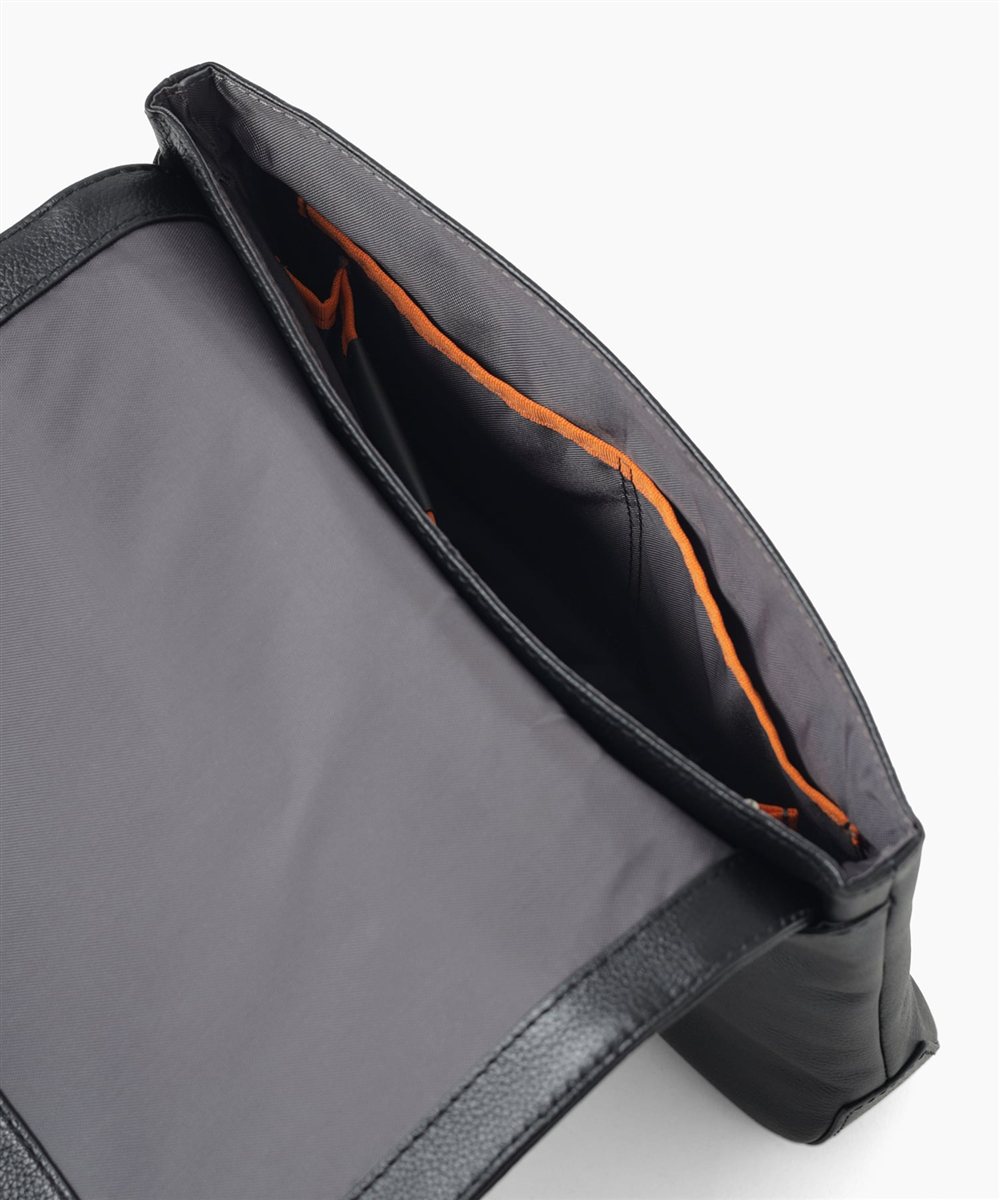 イズイット レニー レザークラッチ兼ショルダーバッグ