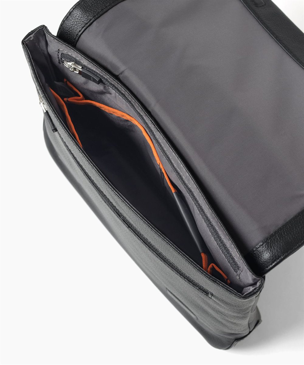 イズイット レニー レザークラッチ兼ショルダーバッグ