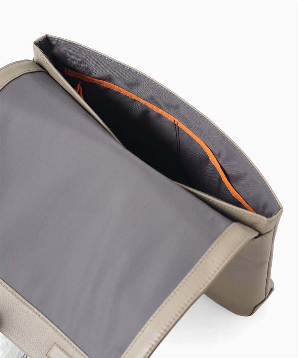 イズイット レニー レザークラッチ兼ショルダーバッグ B5