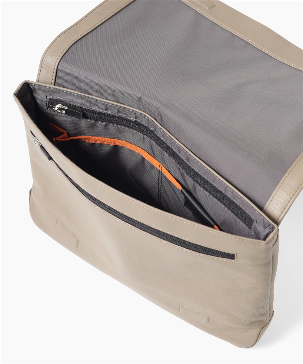 イズイット レニー レザークラッチ兼ショルダーバッグ B5