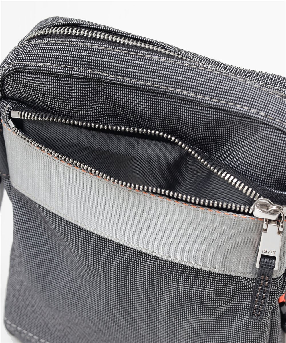 イズイット  ニードル ミニショルダーバッグ タテ型