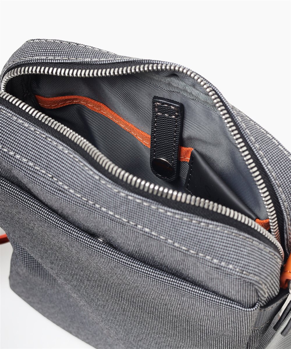 イズイット  ニードル ミニショルダーバッグ タテ型