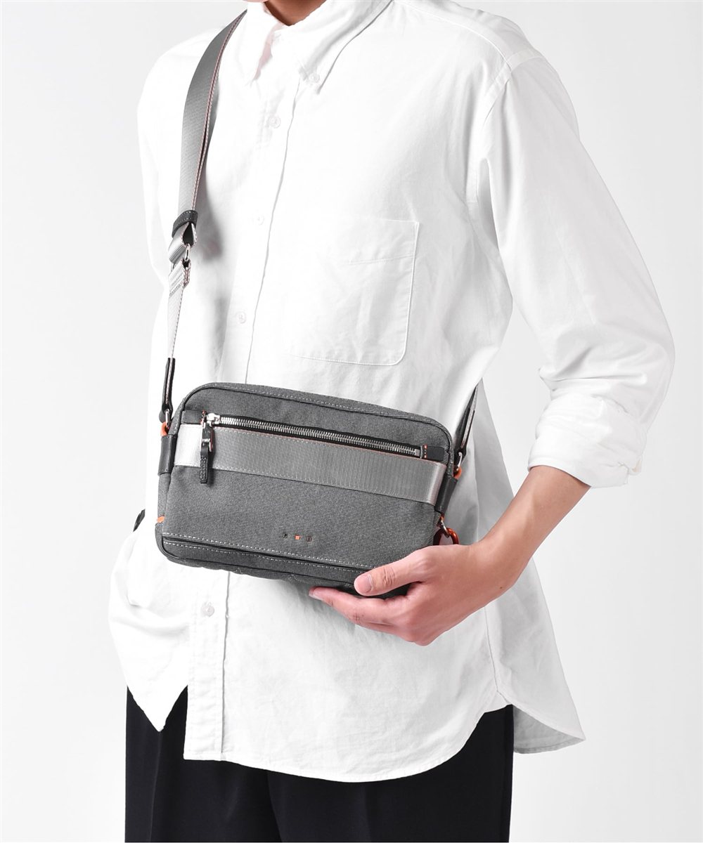 イズイット ニードル ミニショルダーバッグ ヨコ型