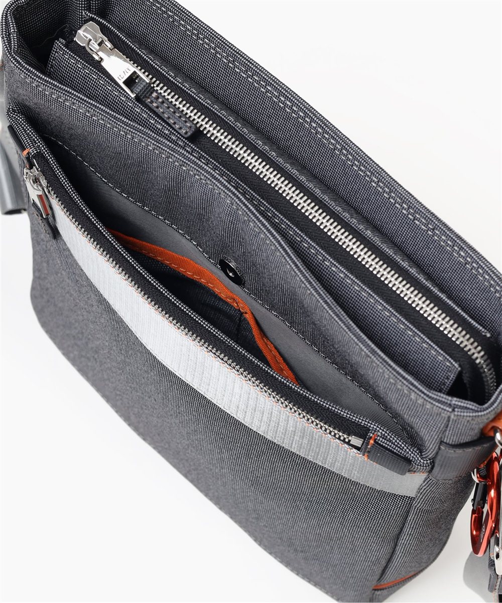 イズイット ニードル ショルダーバッグ