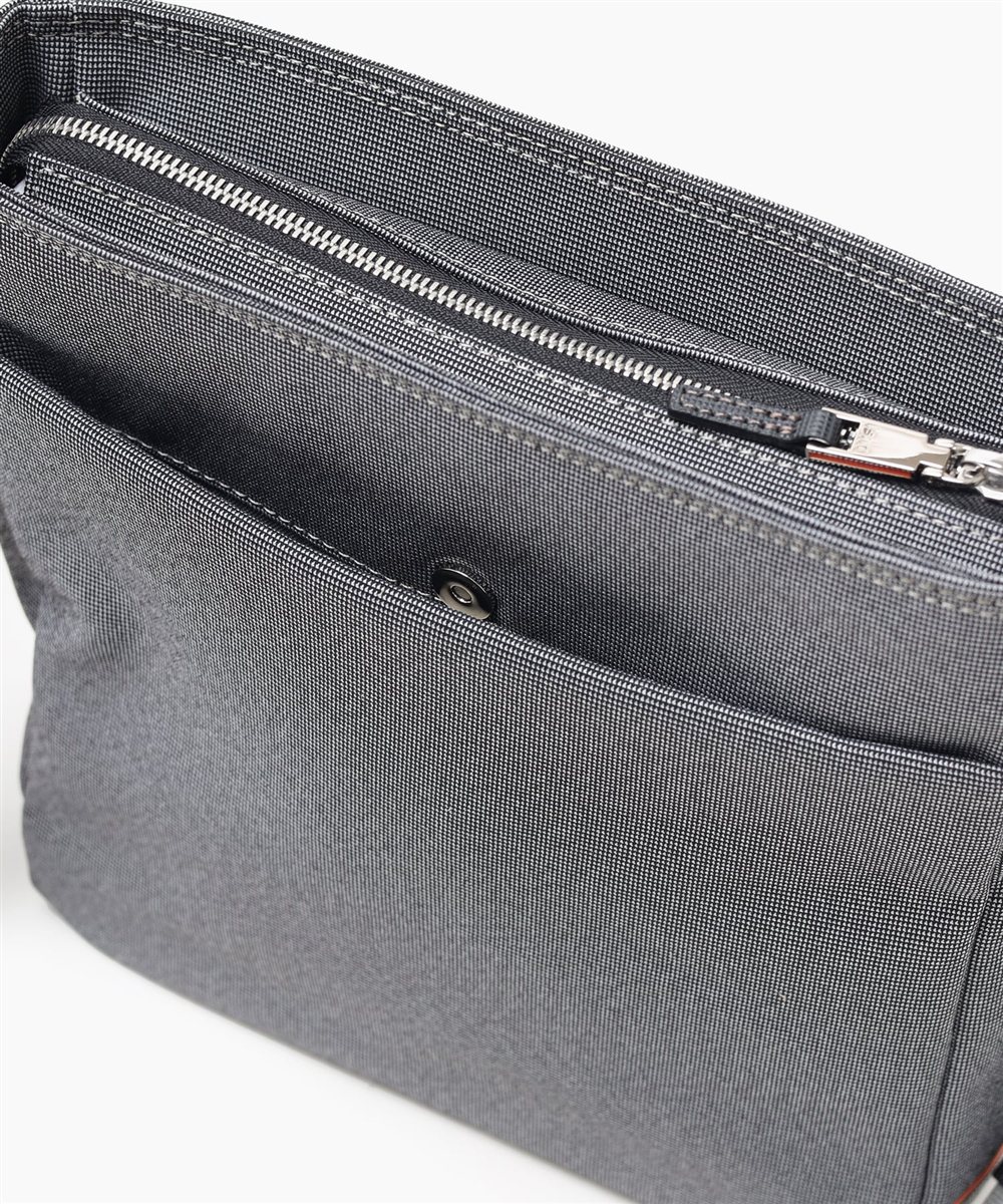 イズイット ニードル ショルダーバッグ