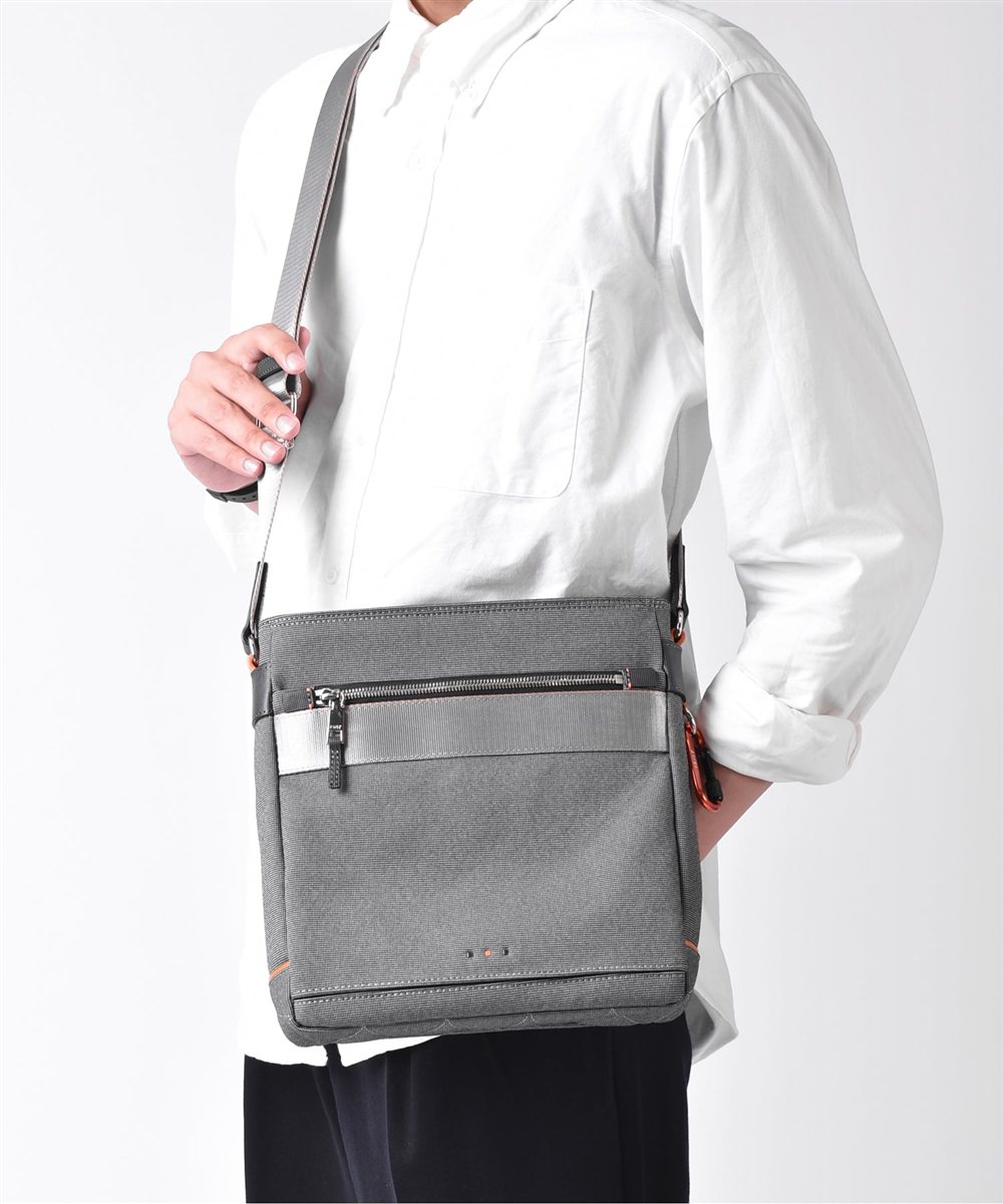 イズイット ニードル ショルダーバッグ