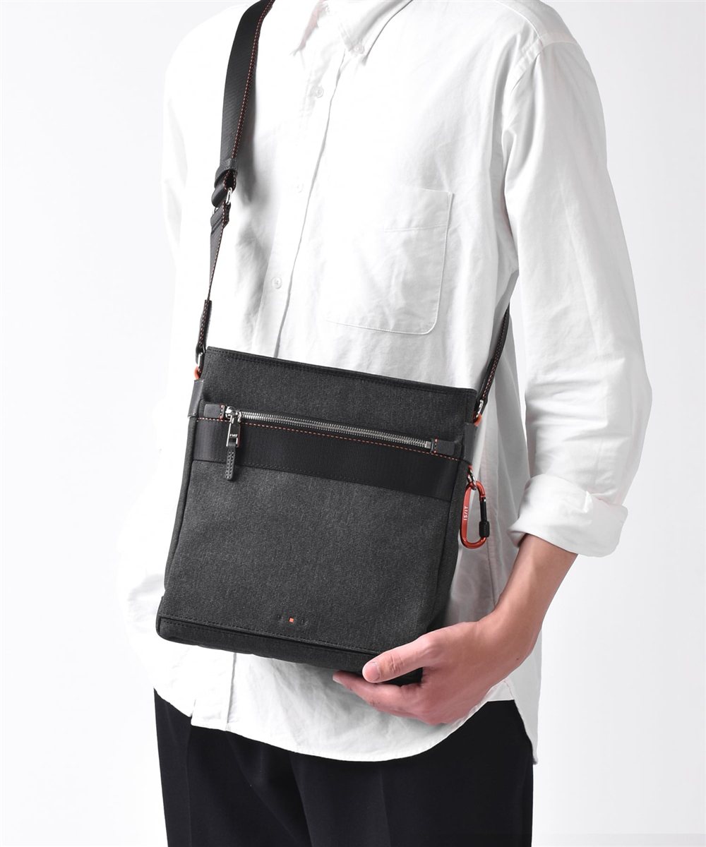 イズイット ニードル ショルダーバッグ