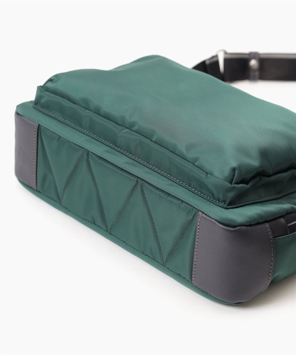 イズイット フロント ショルダーバッグ B5