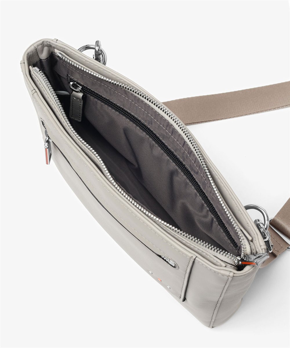 イズイット スペア レザークラッチ兼用ショルダーバッグ 2WAY