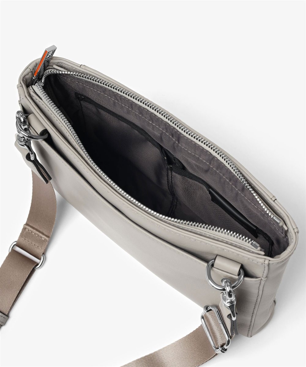 イズイット スペア レザークラッチ兼用ショルダーバッグ 2WAY