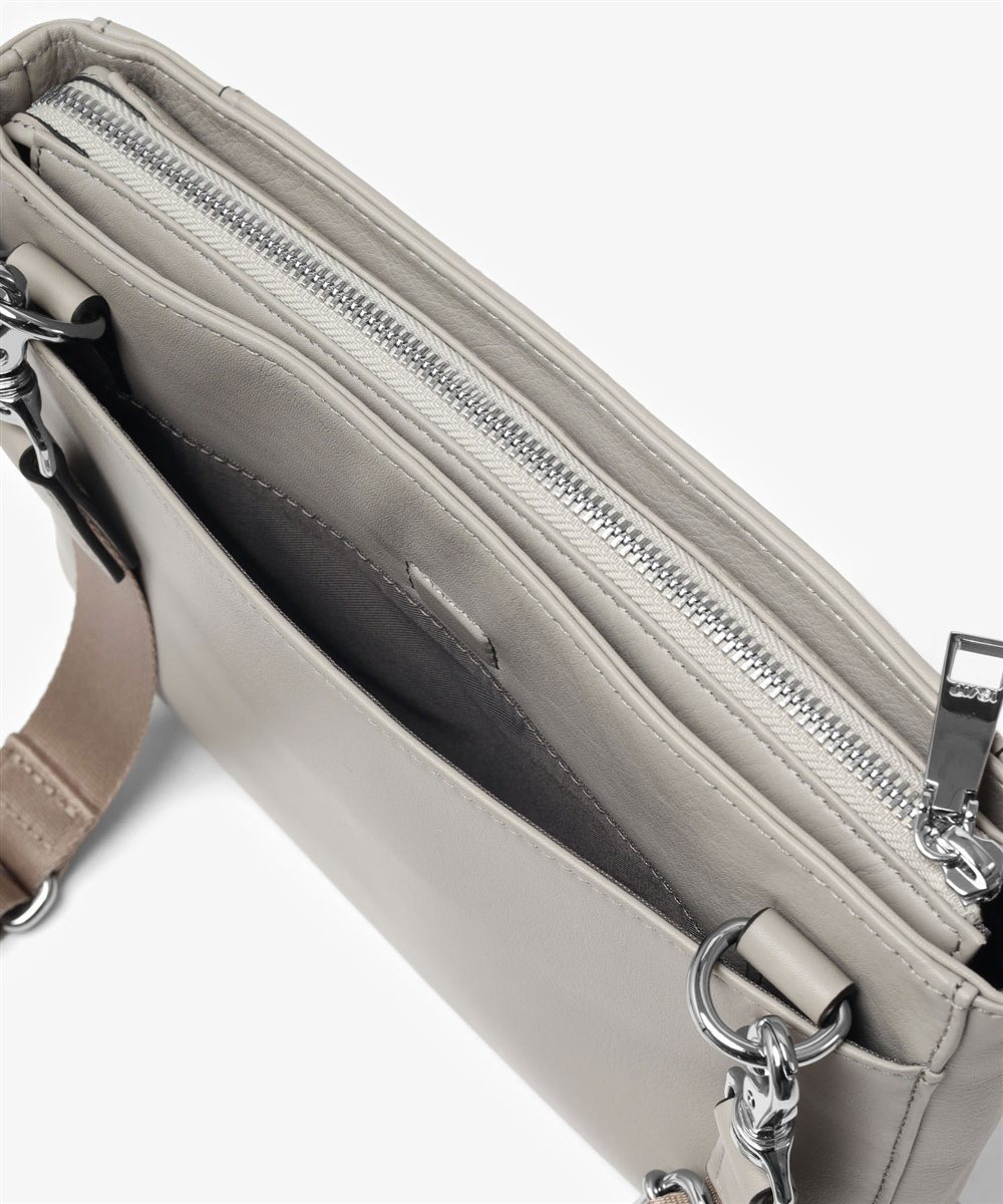 イズイット スペア レザークラッチ兼用ショルダーバッグ 2WAY