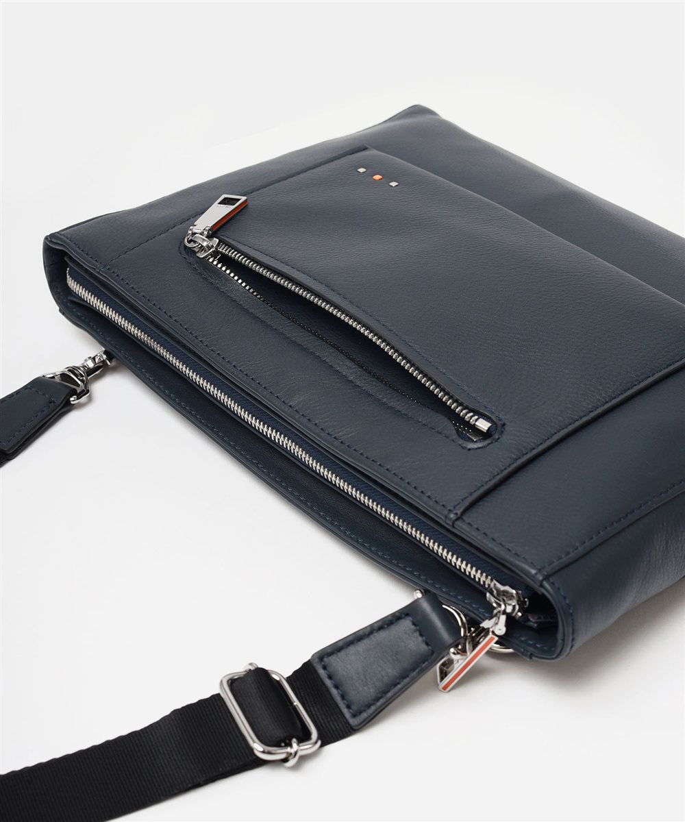 イズイット スペア レザークラッチ兼用ショルダーバッグ B5 2WAY