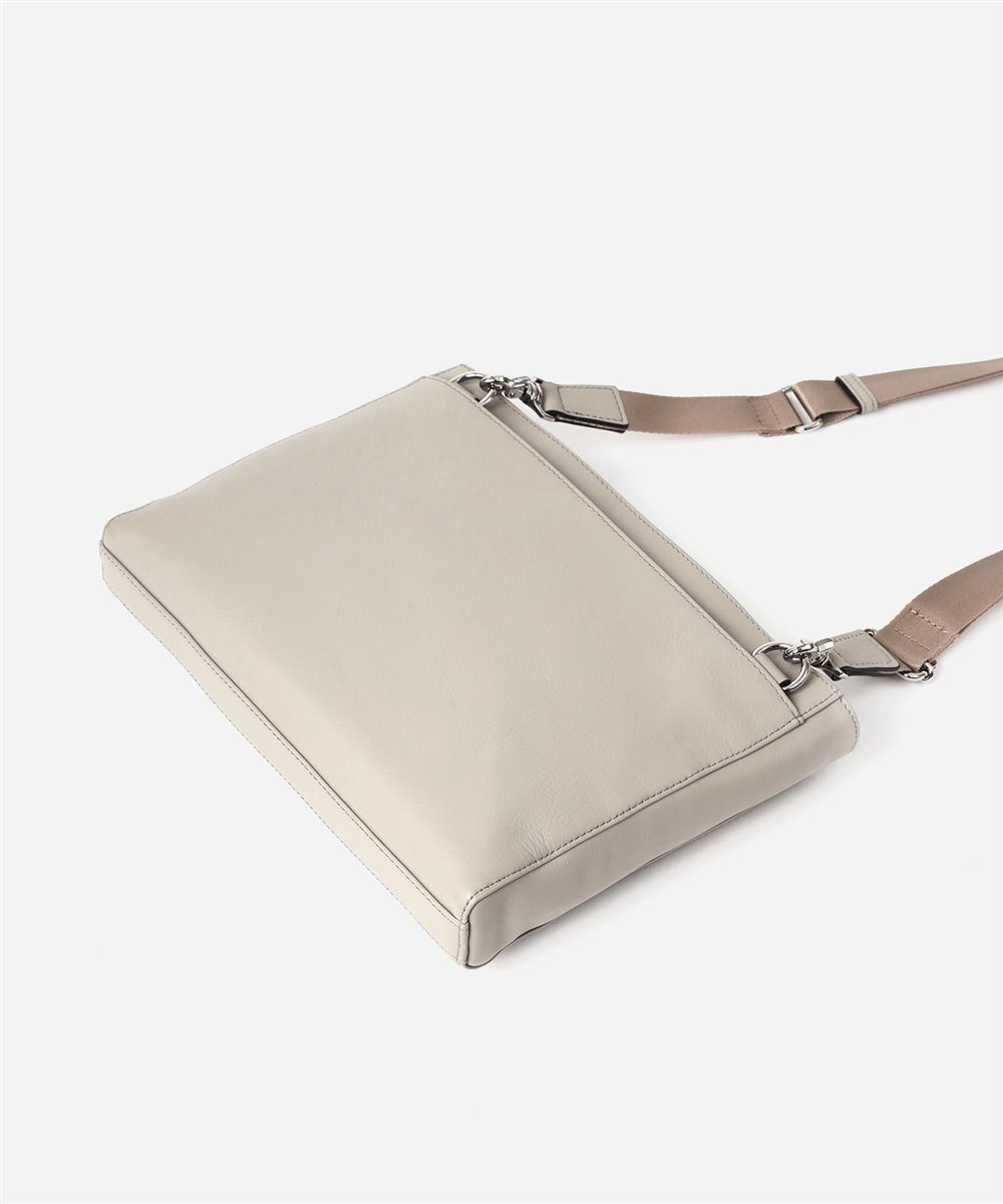 イズイット スペア レザークラッチ兼用ショルダーバッグ B5 2WAY