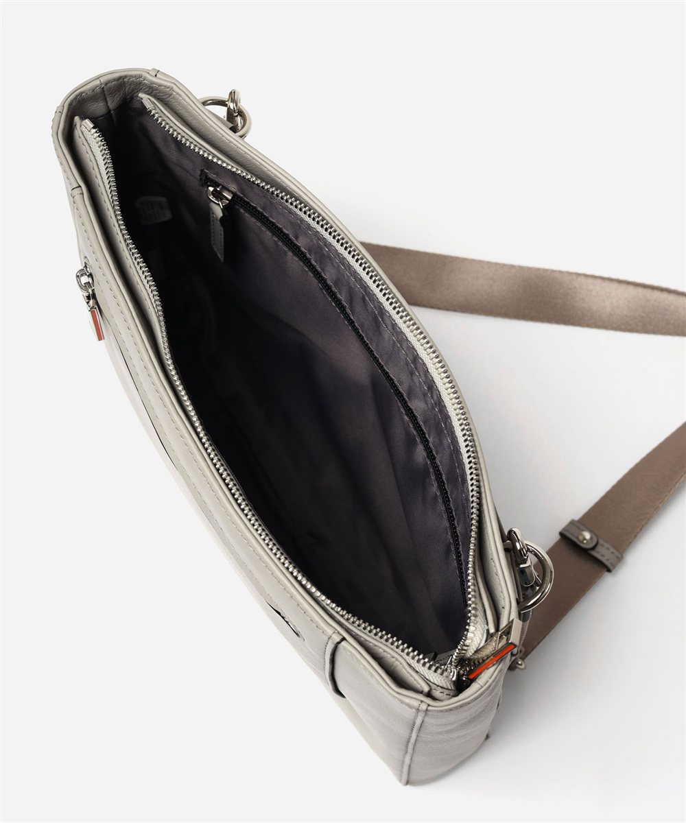 イズイット スペア レザークラッチ兼用ショルダーバッグ B5 2WAY