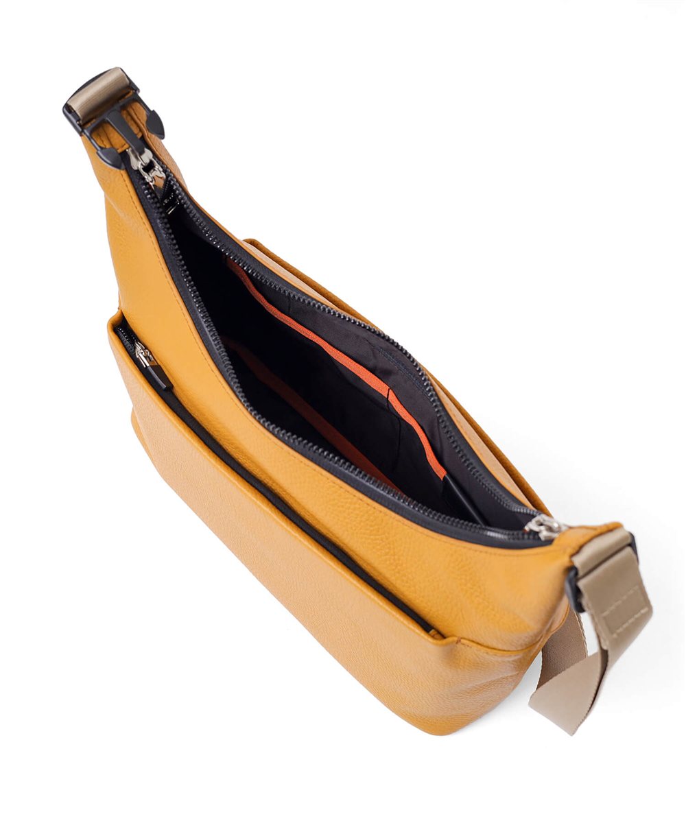 イズイット ショルン レザーショルダーバッグ B5【S26KE】