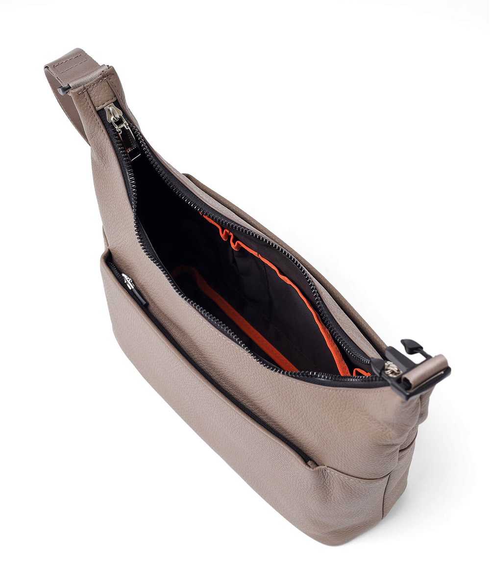 イズイット ショルン レザーショルダーバッグ B5【S26KE】