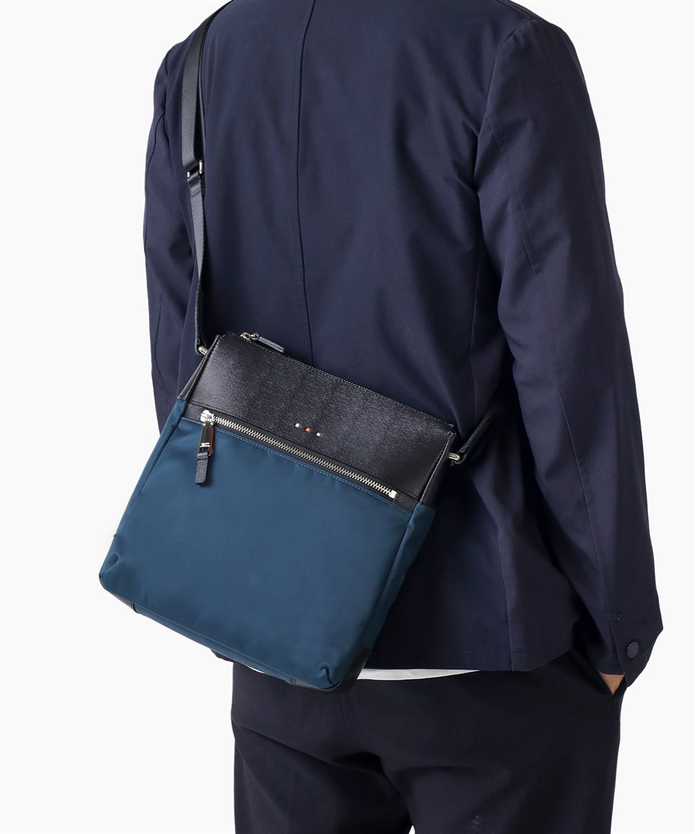 イズイット  アンプル ショルダーバッグ B5