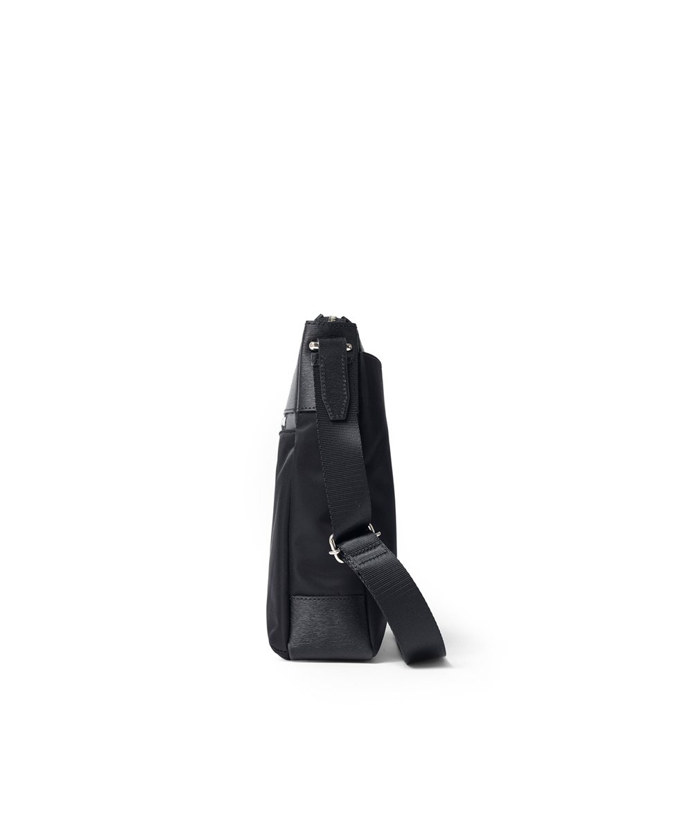 イズイット  アンプル ショルダーバッグ B5