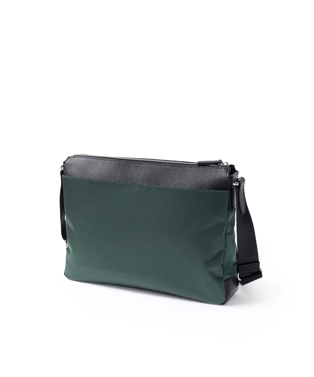 イズイット  アンプル ショルダーバッグ A4