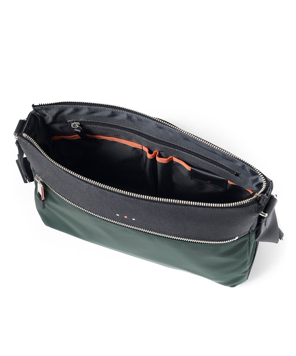 イズイット  アンプル ショルダーバッグ A4