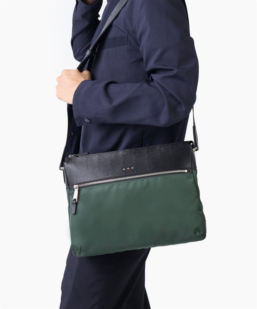 イズイット  アンプル ショルダーバッグ A4