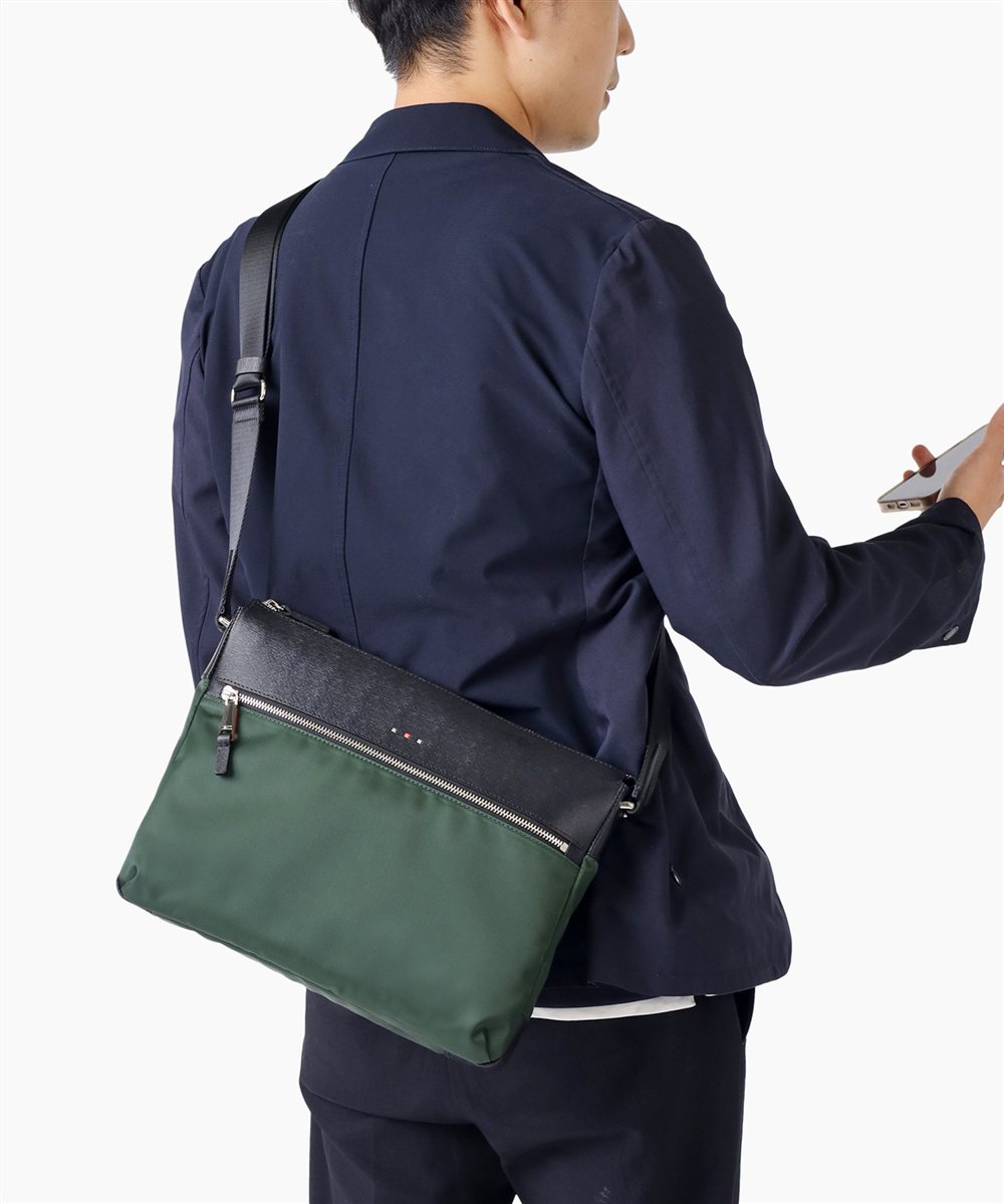 イズイット  アンプル ショルダーバッグ A4