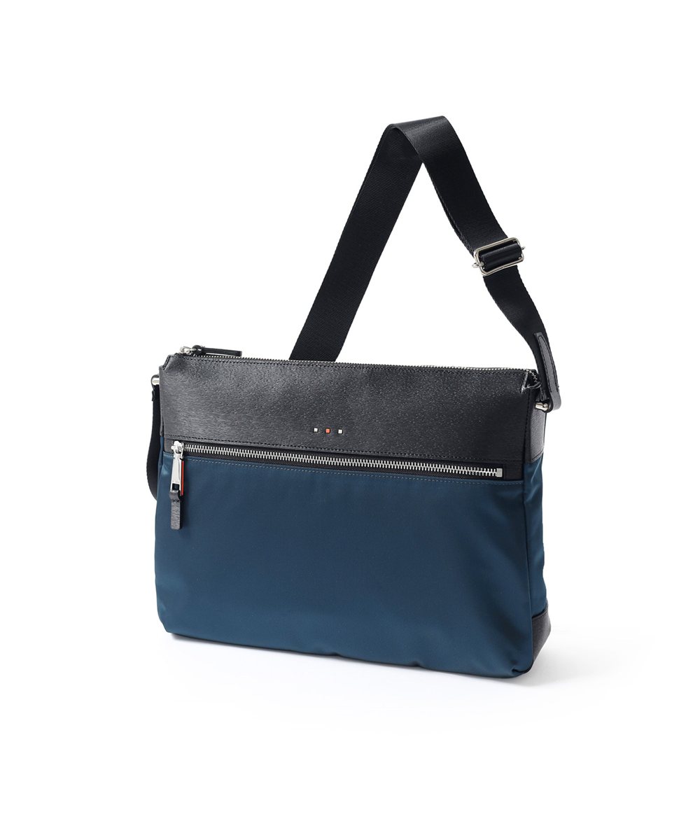 イズイット  アンプル ショルダーバッグ A4