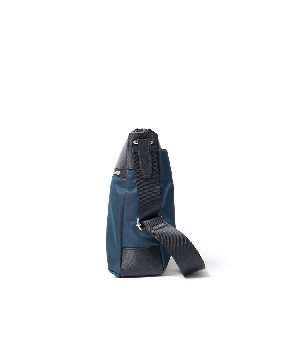 イズイット  アンプル ショルダーバッグ A4